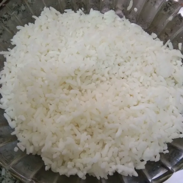 Siapkan nasi, pastikan nasi tidak bergerindil