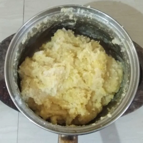 Aduk rata. Adonan siap untuk di cetak.