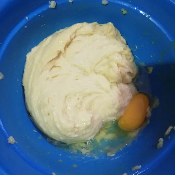 Tunggu adonan dingin kemudian masukkan telur satu per satu. Aduk hingga tercampur rata.