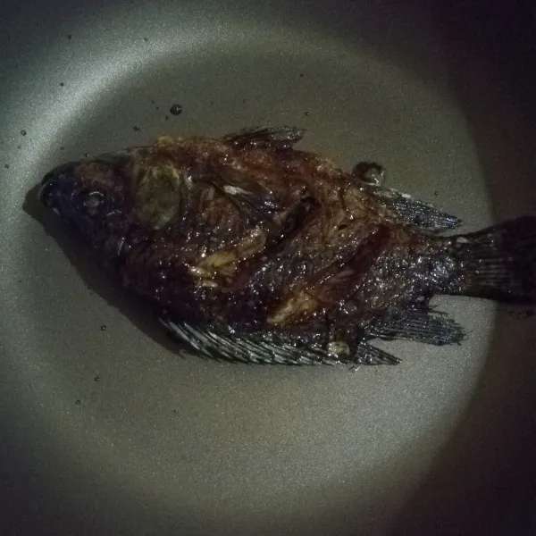 Oles bumbu kecap diatas ikan mujaer kemudian bakar diatas teflon.