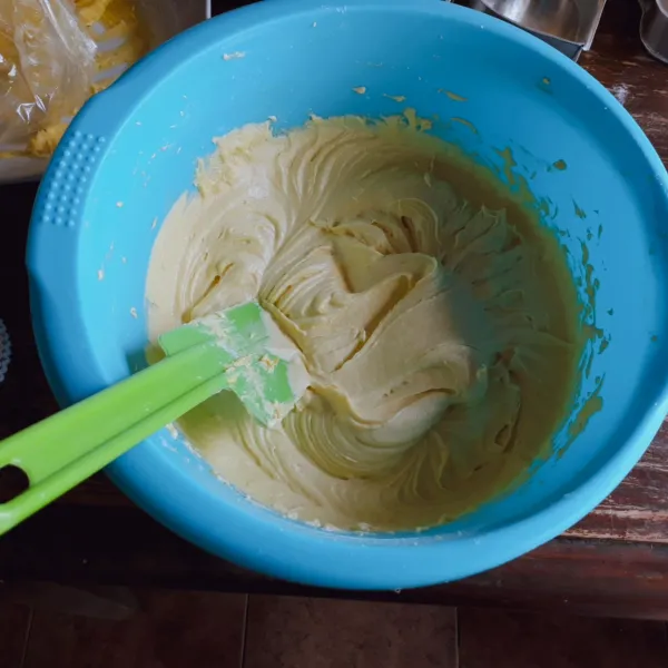 Masukkan terigu & baking powder. Mixer kecepatan rendah, asal rata saja.