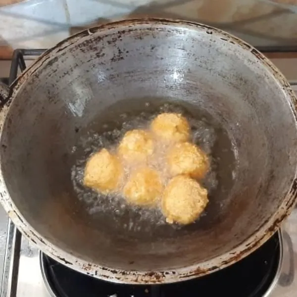 Panaskan minyak, lalu masukan adonan biterbalen ke dalam minyak yang sudah panas. Masak hingga matang atau hingga berwarna kuning keemasan. Angkat, tiriskan.