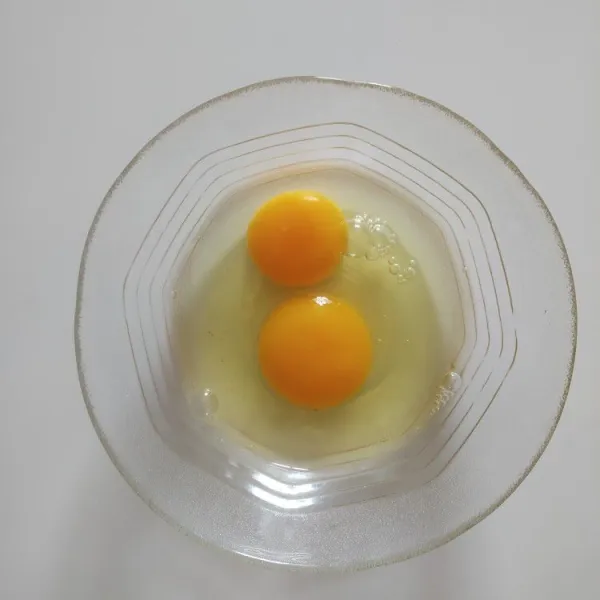 Siapkan 2 butir telur