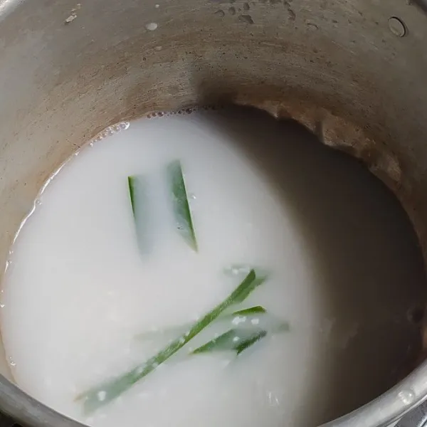 Untuk kuah santan: Masukkan semua bahan dalam panci. Masak sambil diaduk-aduk terus hingga mendidih. Matikan api dan dinginkan.