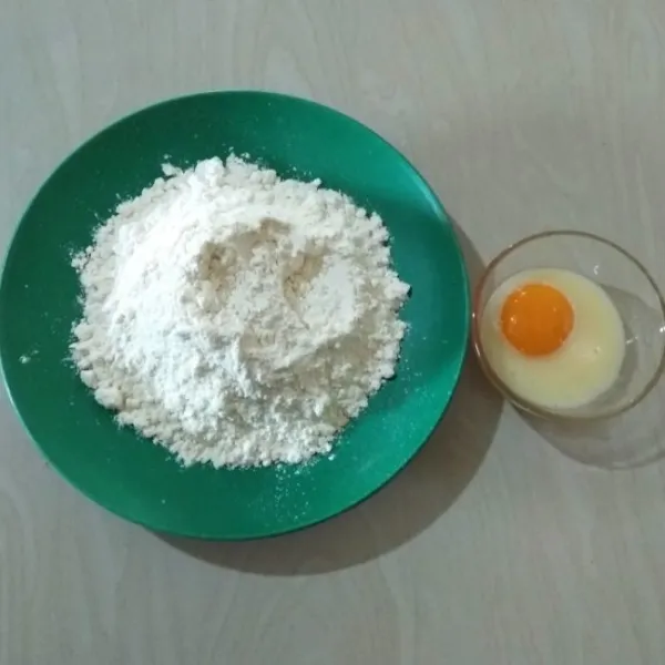 Siapkan terigu dan kuning telur yang sudah di campur dengan susu kental manis (aduk rata).