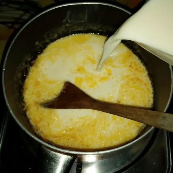 Buat aaua bechamel. Lelehkan mentega dengan api kecil, masukkan terigu tumis sampai tepung cukup matang dan terlihat agak menggumpal. Tuang susu bertahap sambil diaduk terus.