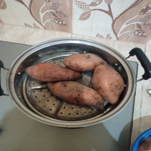 Cuci bersih ubi kemudian kukus kurang lebih 30 menit