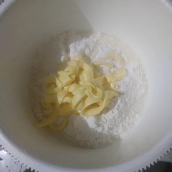 Campurkan tepung terigu, butter dan air. aduk rata hingga kalis lalu diamkan selama 15 menit.