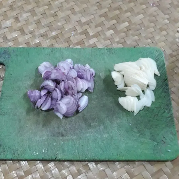 Iris tipis bawang merah dan bawang putih.