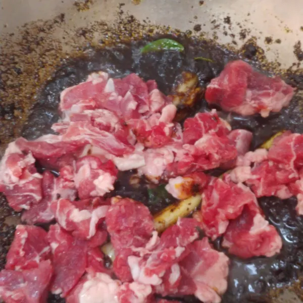 Masukan daging rawonan yang sudah di potong kecil aduk kembali sampai daging sedikit berubah warna