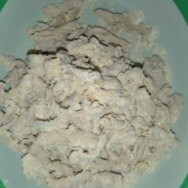 Campur usus dengan campuran tepung sambil ditekan tekan agar tepung menempel.