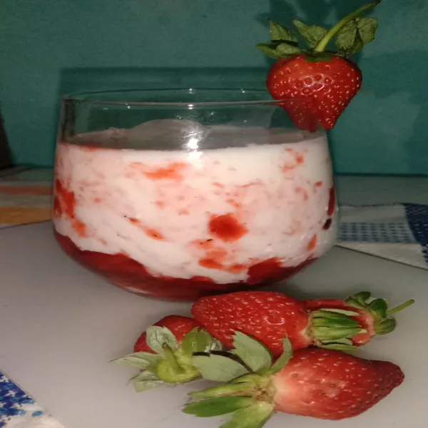 Korean Milky strawberry siap disajikan