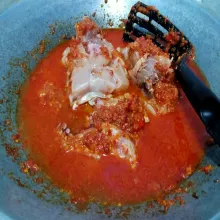 Tambahkan air. aduk rata.