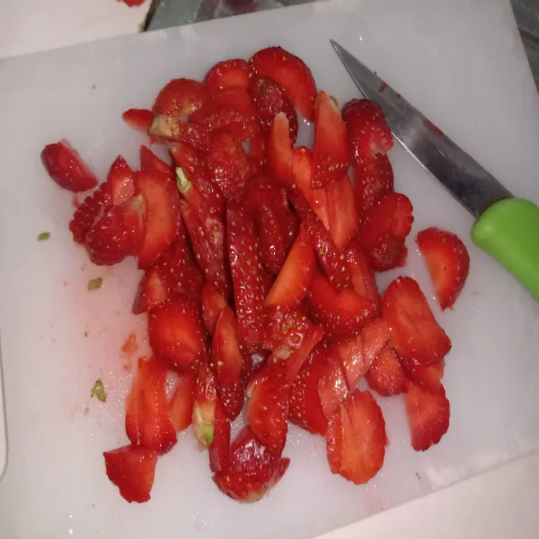 Potong kecil-kecil strawbery