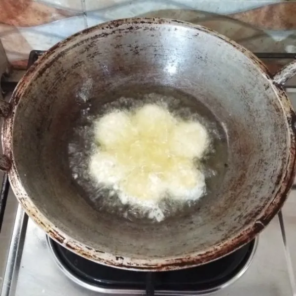 Panaskan minyak, masukan adonan perkedel ke dalam wajan. Masak hingga kedua sisinya matang atau berwarna coklat keemasan. Angkat, tiriskan.