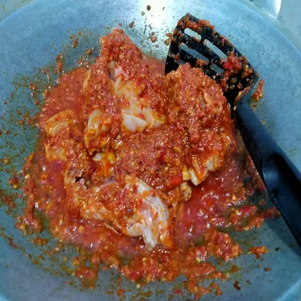 Masukkan ayam yang sudah di potong lalu masak hingga berubah warna.