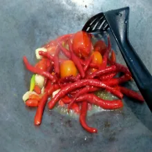 Tumis cabai merah, cabai rawit, tomat, kemiri, bawang hingga layu, angkat. Kemudian dinginkan. setelah itu di blender