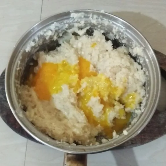Masukan campuran kuning telur dan susu kental manis.