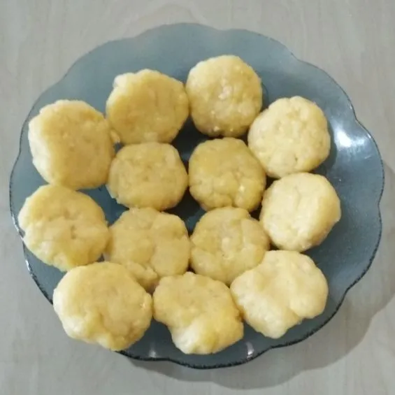 Ambil 1 sendok makan adonan, lalu dengan bantuan tangan buat bulatan dan aga digepengkan (seperti adonan perledel kentang). Basahi tangan dengan air atau minyak agar adonan tidak lengket di tangan.