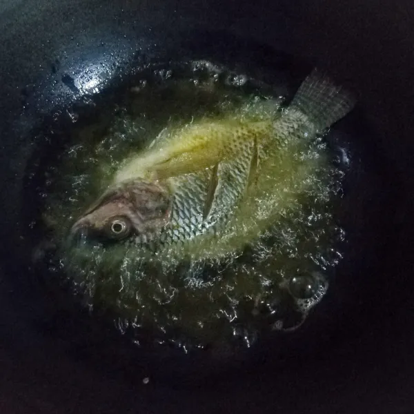 Goreng ikan mujaer hingga matang.