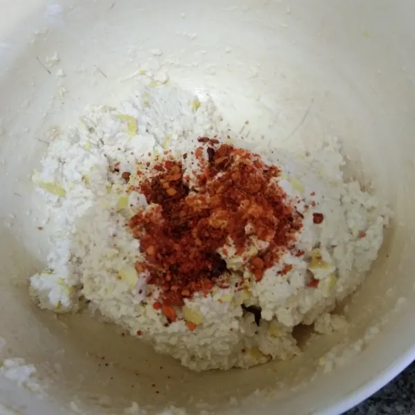 Tambahkan tepung beras, tepung maizena, garam, kaldu jamur, bawang putih dan cabai kering, aduk rata