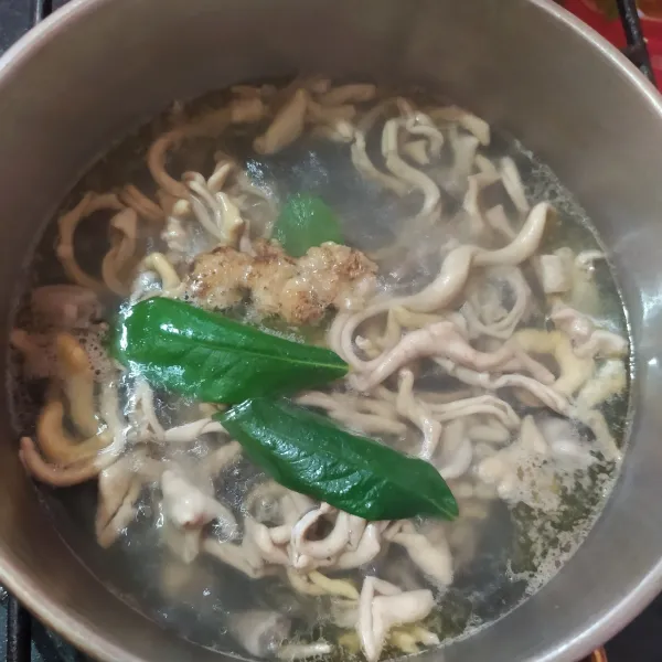 Rebus sebentar dan buang air rebusannya yang pertama lalu direbus lagi dengan menambahkan daun salam dan jahe geprek.