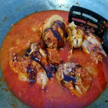 Terakhir masukkan kecap manis, masak hingga air agak asat. Koreksi rasa dan matikan api. Lalu salin ke piring saji.
