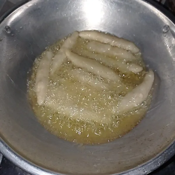 Panaskan minyak goreng sampai kering dan matang, tiriskan