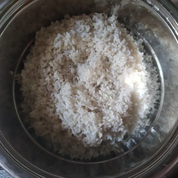 Rendam beras ketan selama 2 jam, kemudian kukus hingga matang