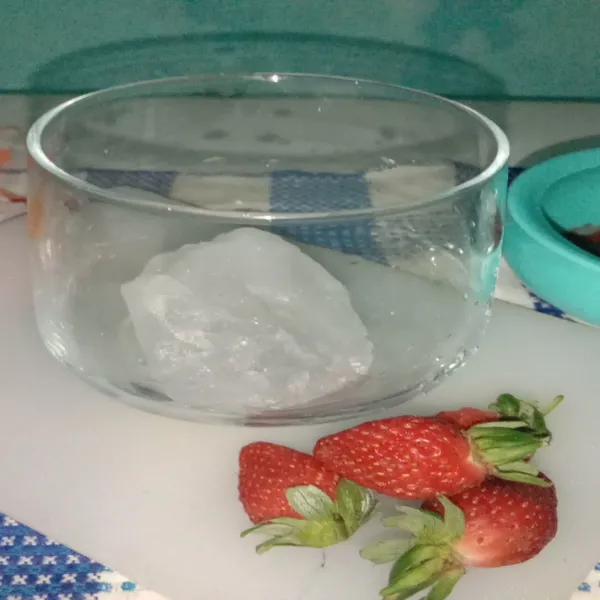 Siapkan gelas, masukan es batu sesuai selera