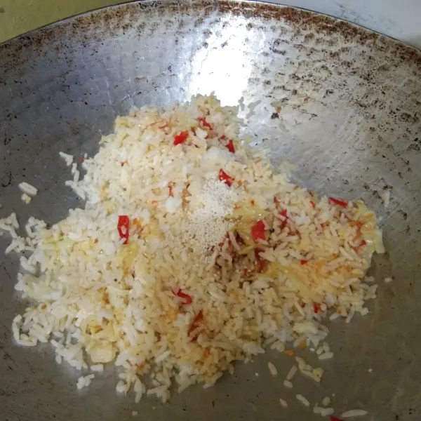 Tambahkan garam dan kaldu jamur aduk dan masak hingga nasi goreng matang