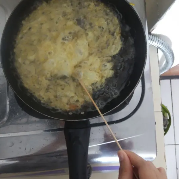 Panaskan minyak masukan satu sendok telur yang sudah dikocok lalu gulung menggunakan tusuk sate lakukan sampai habis