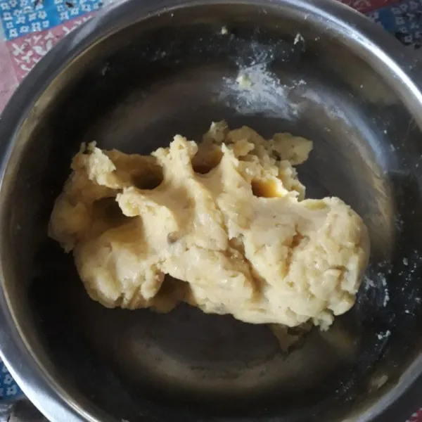 Masukkan adonan tepung, kentang yang telah dihaluskan dan kuning telur, dalam baskom. uleni hingga kalis.