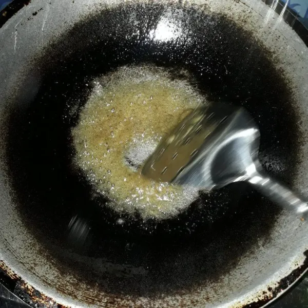 Panaskan minyak goreng, lalu tumis bumbu sop hingga harum