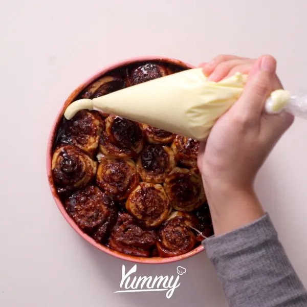 Sajikan bersama dengan Cream Cheese Glaze #TipsYummy sebagai topping di atasnya.