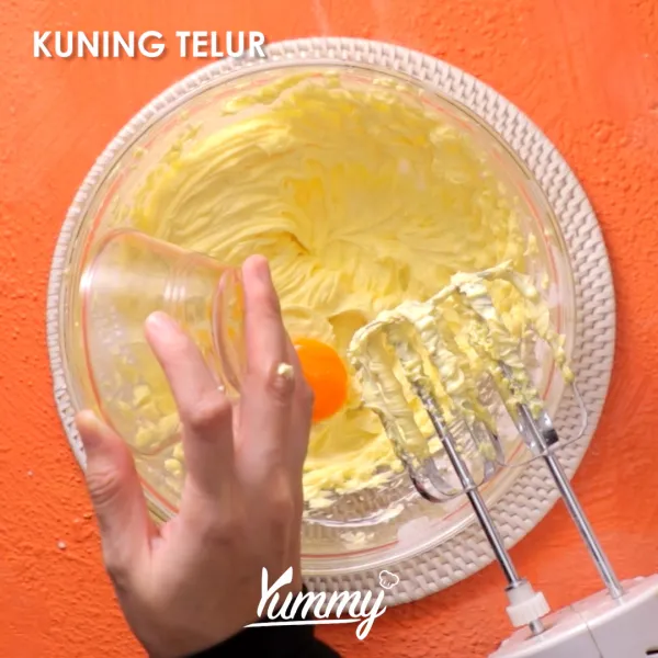 Tambahkan kuning telur, pasta pandan, keju parmesan, dan susu bubuk. Kocok dengan speed rendah.