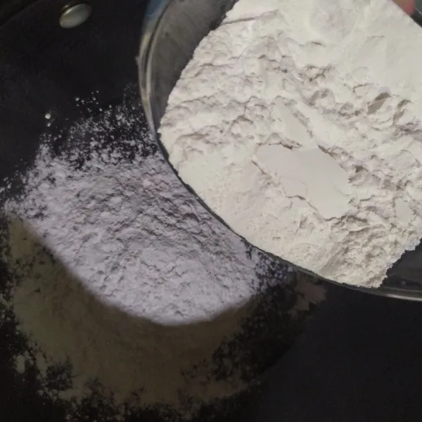 Dalam wadah, masukkan tepung beras, garam.