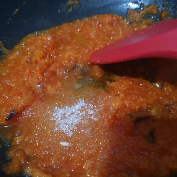 Masukkan gula pasir, masak dengan api sedang cenderung kecil.