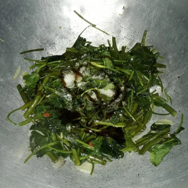 Setelah kangkung agak layu, tambahkan gula, garam, kaldu bubuk, dan saus tiram.