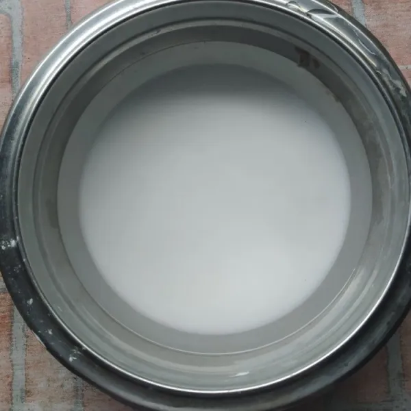 Larutkan tepung maizena dalam air, biarkan tepung maizena mengendap (bagian ini yang akan dipakai).