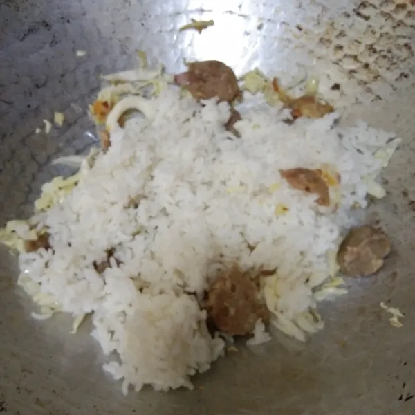 Tambahkan nasi, aduk rata