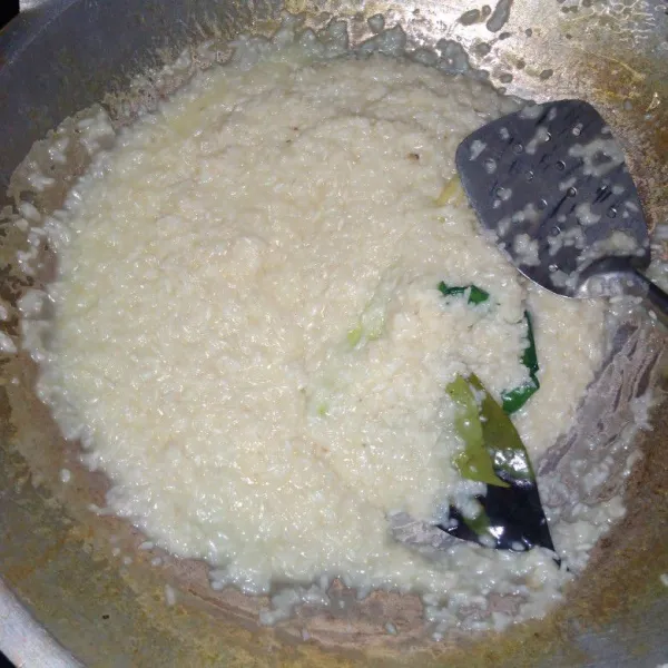 Masukkan beras yang sudah dicuci bersih, tambahkan santan cair, daun salam, sereh, daun pandan dan garam secukupnya. Aduk terus sampai air habis lalu kukus sampai matang.