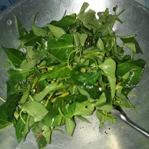 Masukkan kangkung, aduk rata kangkung dan tambahkan air.