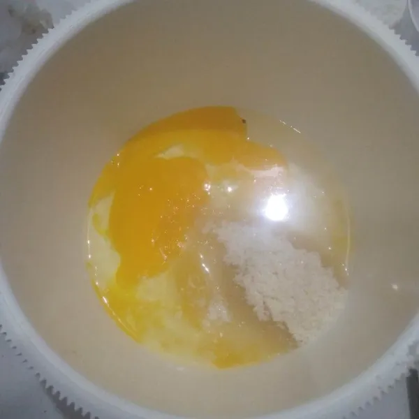 Mixer telur, gula pasir, sp dan vanili bubuk dengan kecepatan tinggi hingga putih kental berjejak.