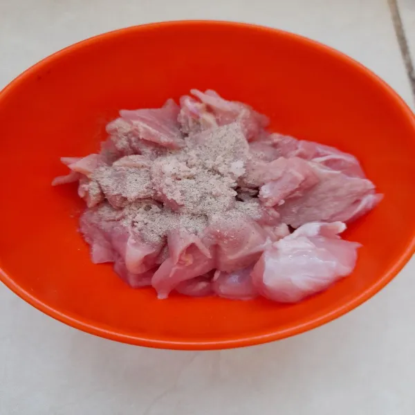 Marinasi ayam dengan garam dan merica bubuk, diamkan selama 15 menit
