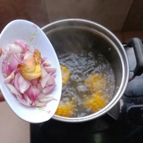 Setelah air mendidih masukkan irisan bawang dan kunci geprek, masukkan garam dan kaldu bubuk