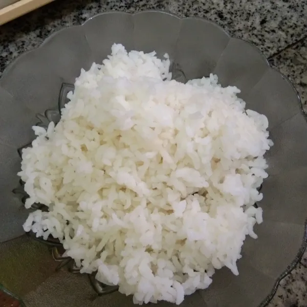 Siapkan nasi, pastikan tidak ada nasi yang bergerindil, sisihkan
