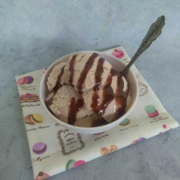 Ambil beberapa scoop es krim dan masukkan ke dalam mangkuk. Tambahkan kental manis coklat lalu sajikan.