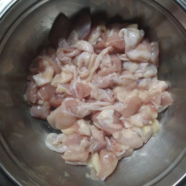 Potong daging ayam seukuran gigitan.