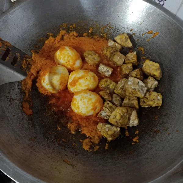 Masukkan telur rebus dan tempe goreng